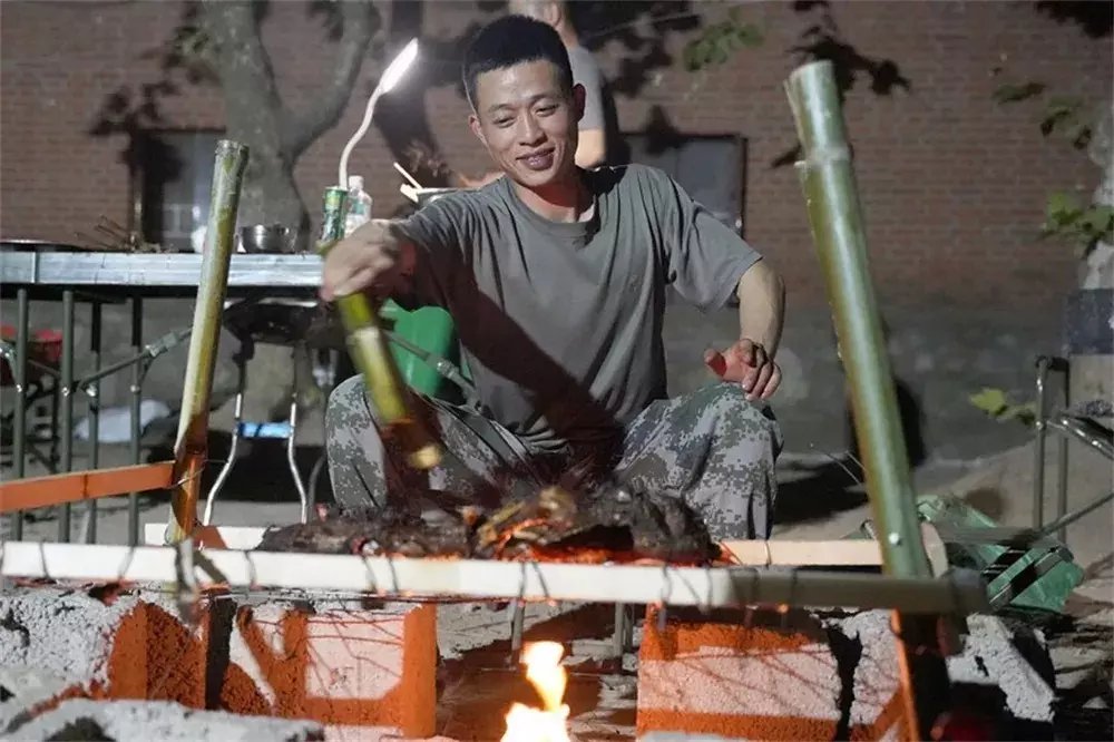 羡慕|解放军野外驻训伙食怎么样?小龙虾、烤全羊随便造!能羡慕死印军