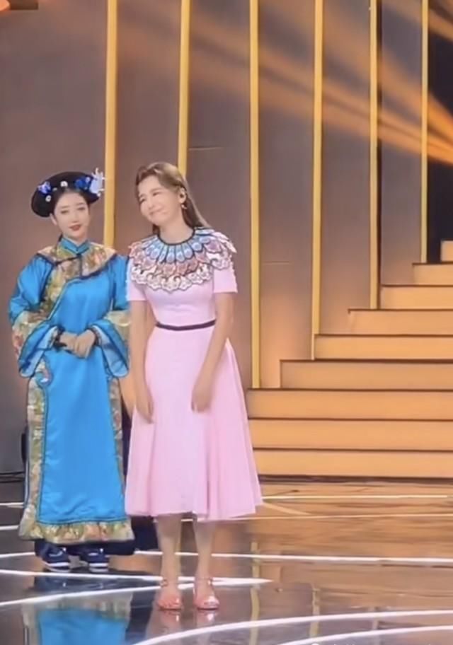  主持|央视主持朱迅上班太萌，穿粉色长裙跳无价之姐，忘记动作全场欢呼