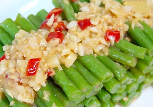  做法|爱吃豇豆的一定要收藏，学会这种懒人特色做法，一大盘不够吃