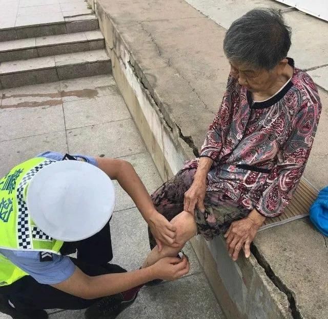 告诉|路人摔倒扶不扶?昌图两名90后辅警用实际行动告诉你