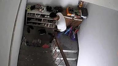 夏某|鞋柜里的两双名牌鞋不见了，多了一双脏臭的旧鞋？