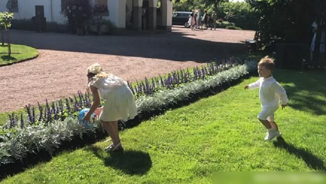 公主|瑞典王室姐弟俩玩闹,奥斯卡为抢球把姐姐绊倒在地,好调皮