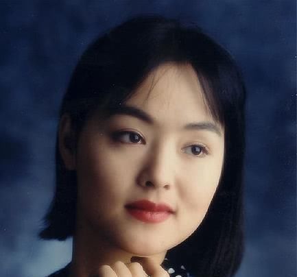 同学|她是央视主持人,和白岩松是同学,被高晓松爱慕如今54岁依旧优雅