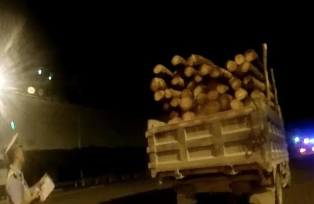  往里面|几根木头搭建“简易货箱”司机往里面堆放了1.7米高的货