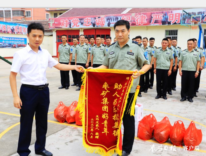  意外|四岁男孩意外摔伤，朱西宝雨中停车伸援手