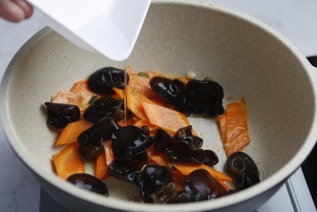 孩子|这菜是传统名菜，荤素搭配，营养丰富，孩子超爱吃