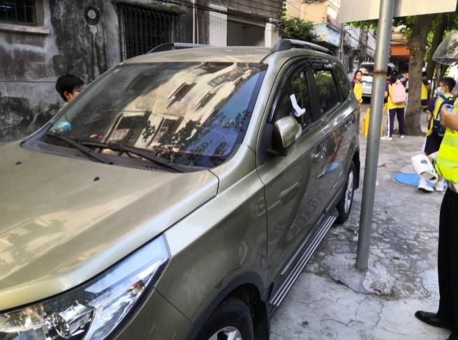 学校|举报得好!井岸这学校外路段违停严重,大批司机被处罚!