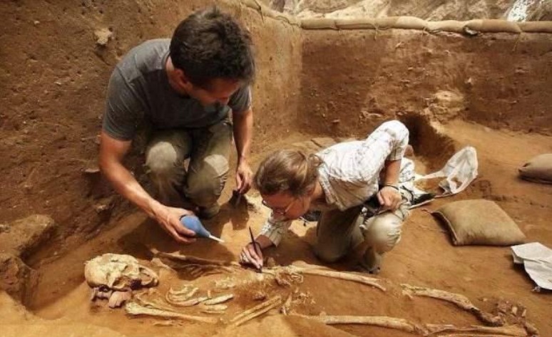  万年前|考古学家深入地下洞穴，发现23万年前人类，有残酷的一面