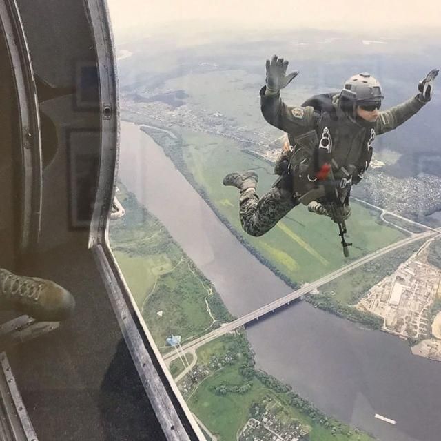 防空|人型战斗机!俄空降兵跳伞,腹部竟挂着防空导弹,空中能开火吗?