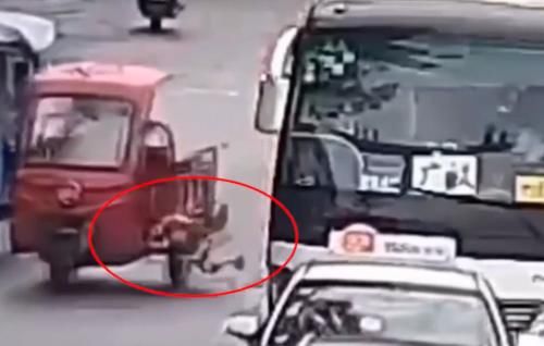  小女孩|把马路当“客厅”？2名女童多次横穿车流被撞伤，交警：无责任！