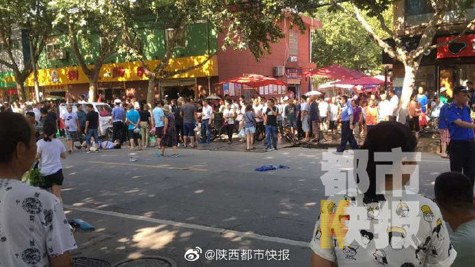 轿车|突发!西安一轿车连撞交警和多名路人