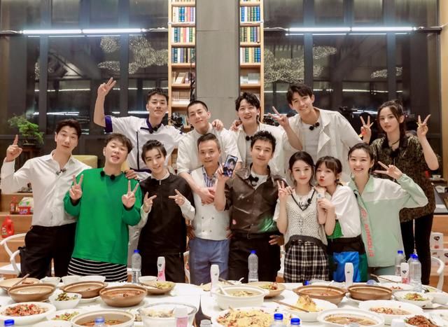  杀青|《中餐厅4》杀青合影，黄晓明站C位，我却注意到王俊凯的脸