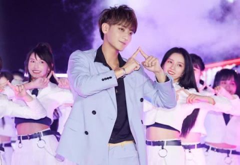  难道|黄子韬突然被《光明日报》点名，如此“暴脾气”活该挨夸