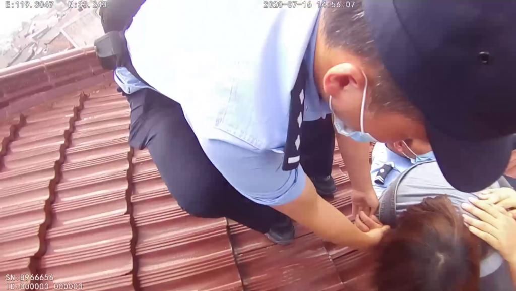 屋顶|宝应19岁女孩欲轻生，这个辅警拼了