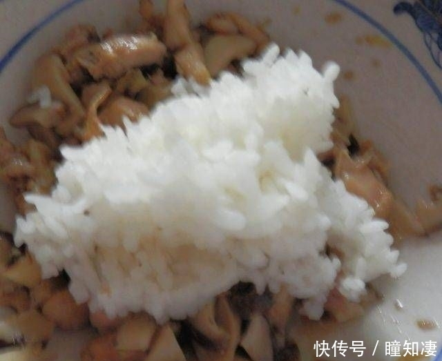 寒冷|带有粽叶香味的香菇鸡腿饭非常适合寒冷和多雨的天气