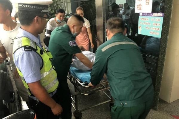  交警|紧急！车上有个危重病人，交警闯红灯11分钟送医救治