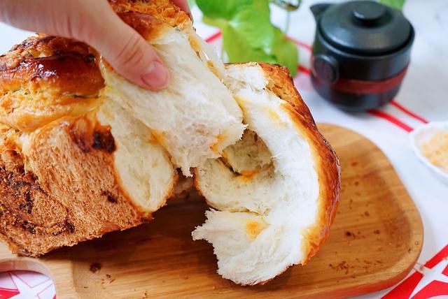  包裹|肉松手撕面包，层层包裹多多肉松，蓬松柔软，这方子经得起考验