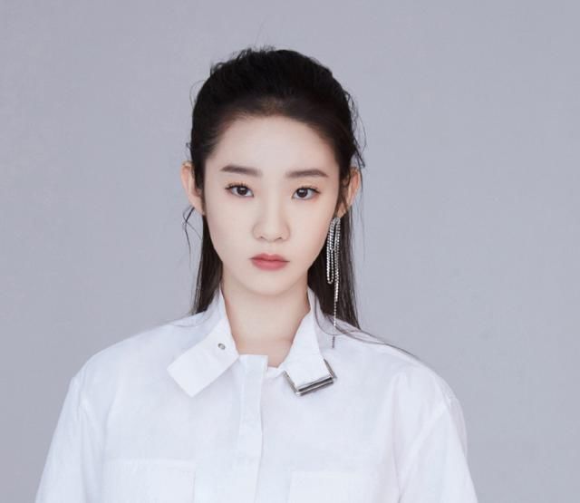  海报|硬糖少女发布新海报，所有人满分笑容营业，却有一人顶着苦瓜脸