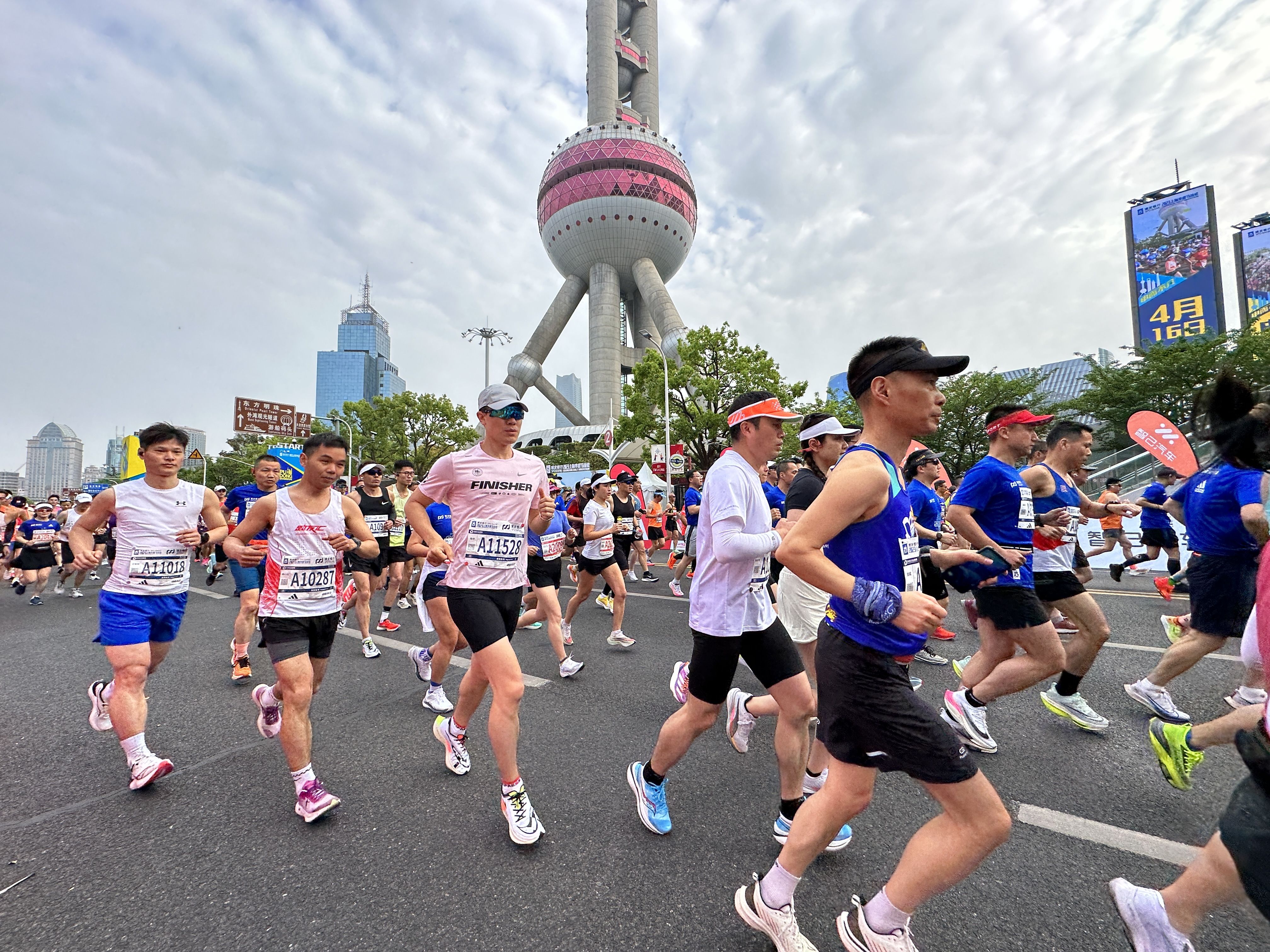 图说｜发令枪声再次在东方明珠脚下响起！2023上海半程马拉松今晨开跑