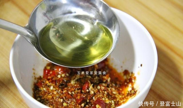 做法|包菜最下饭的做法,一次拌5瓶,酸辣脆爽,比吃肉还香