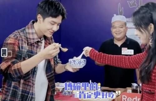  黄晓明|黄晓明替赵丽颖解释，不否认她用筷子扒拉菜，称在菜盆找肉是乐趣