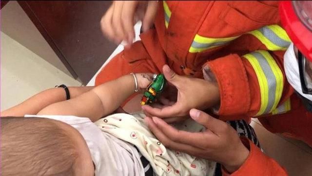  潍坊|潍坊9个月婴儿玩具卡手 消防员暖心救助