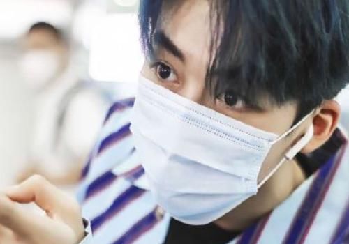 蓝色|何洛洛录《跑男》前头发是蓝色,录之后是黑色,是滤镜太大还是太严谨