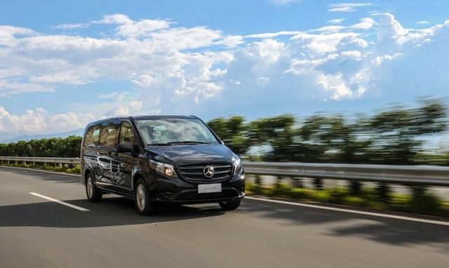  车窗|开了这么久的车才明白，车窗起雾不用暖风吹，这招省钱又安全