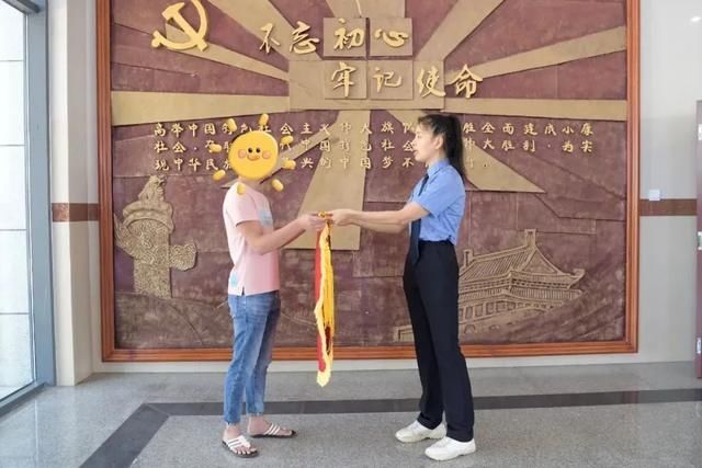  故事|椰芽故事 |“椰芽”检察官温情助力青少年迷途知返 获赠锦旗