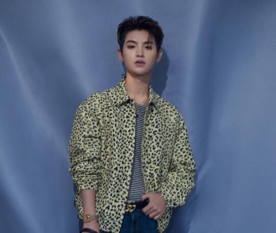  总决赛|快本主持迎来决赛，R1SE入围两员大将，大合影站位暗藏玄机？