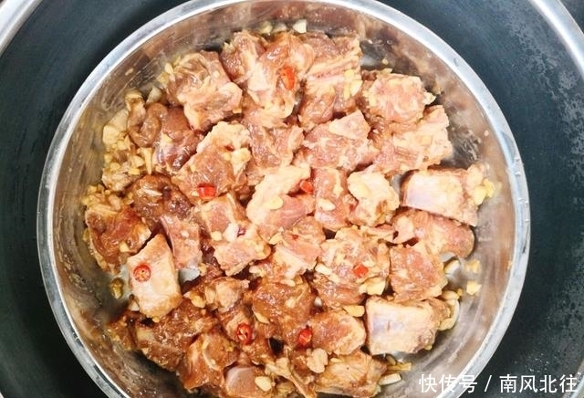 饺子都|蒸排骨的时候加上一块腐乳,蒸好的排骨颜色明亮,色泽诱人