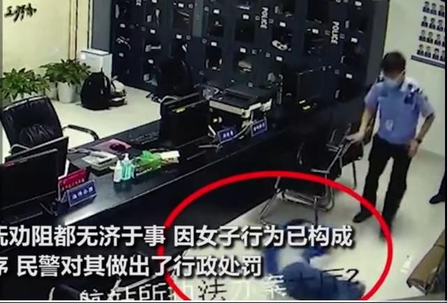  撒泼打滚|女子因误机＂大闹＂机场！坐地撒泼打滚，3个民警都近不了身