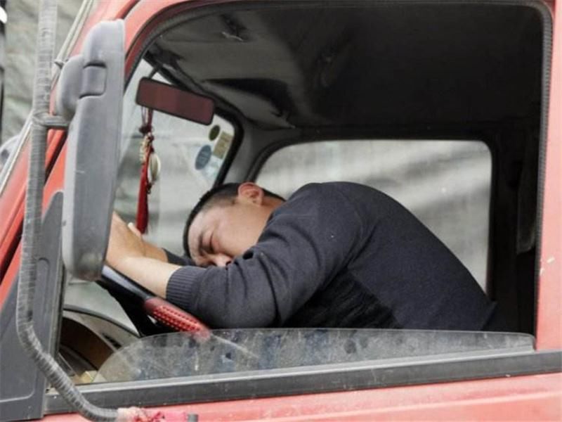  不起|货车司机疲劳驾驶不断，不是不想睡，而是不敢睡，更是睡不起！