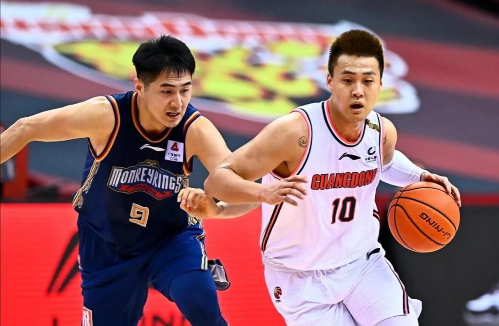  受伤|赵睿受伤，杜锋面无表情，老大哥易建联略显疲惫！