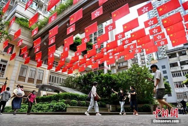 香港多区街头庆回归祖国26周年气氛浓