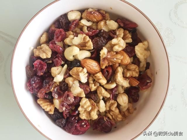  营养|起来做一款坚果面包卷吧，营养又好吃，你一定会喜欢的