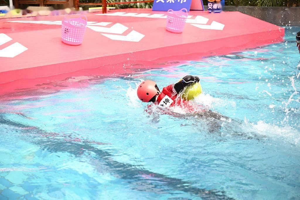  蔡徐坤|《奔跑吧》第九期播出 蔡徐坤身骑白马满足所有幻想