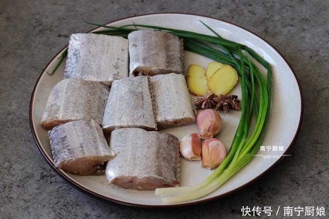 下锅|煎带鱼时,下锅前多做这一步很重要,煎出来不破皮,入味还没腥味