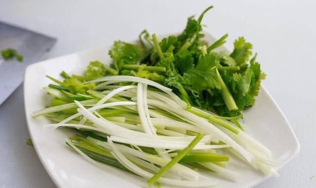  凉拌菜|这道凉拌菜你不吃可亏大了，营养补钙比肉香，做一盘不到3块钱