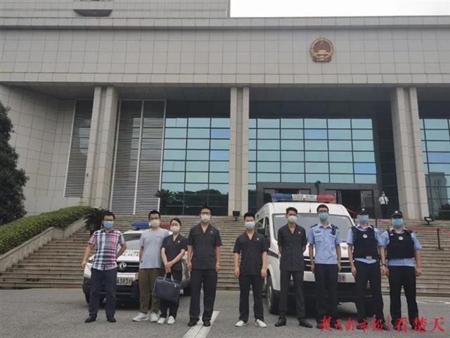  廖松松|法院干警执行案件途中遭遇火情，冒着浓烟救出两小孩