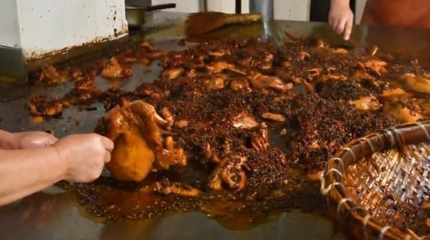 月入|大叔甩卖“祖传”小吃,20元一只,从早卖到晚,月入上万不是事