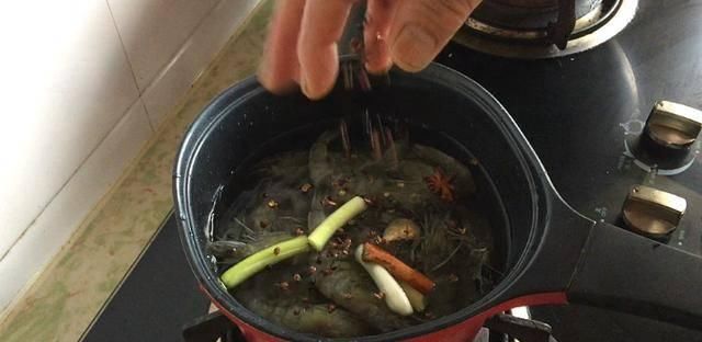  试试|大虾不要油焖和清蒸了，试试新做法，太香太下饭了，一定要收藏