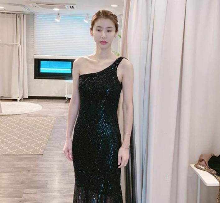 凌晨|韩性感女星凌晨家中昏迷疑自杀,曾因真空走红毯背负9年骂名