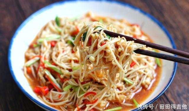 泼辣|不加油泼辣子的金针菇是没有灵魂的,这么拌出来,闻着都下饭