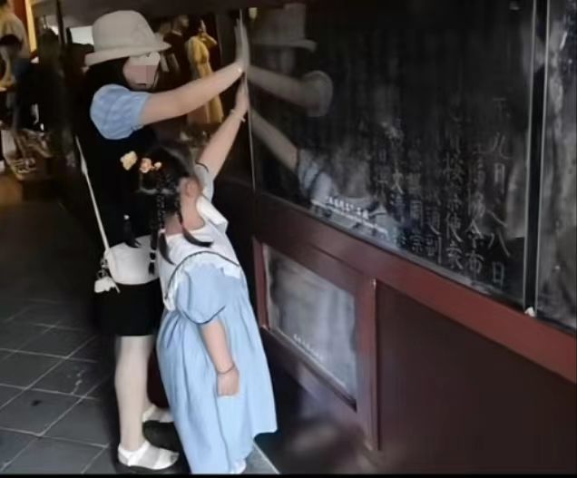 西安大雁塔一女子带小孩移动玻璃护板触摸文物 工作人员：正在进行调查