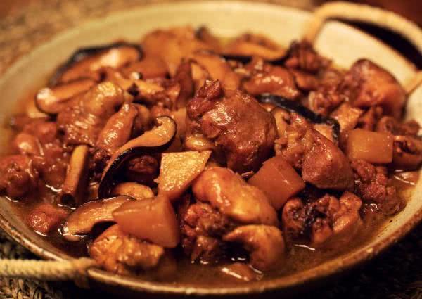  鸡块|炖鸡肉，有人直接炖，有人先焯水，大厨教你一招，鸡肉更入味