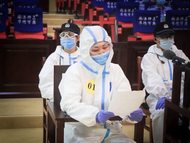  当庭|黄冈市首个女黑势力首犯受审，当庭落泪悔罪