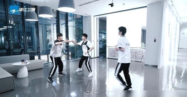  名牌|最新一期《奔跑吧》来袭，撕名牌大战最大看点：三人行必有蔡徐坤