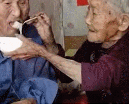  起床|暖炸了！临沂98岁爷爷不愿起床，100岁奶奶贴脸陪伴