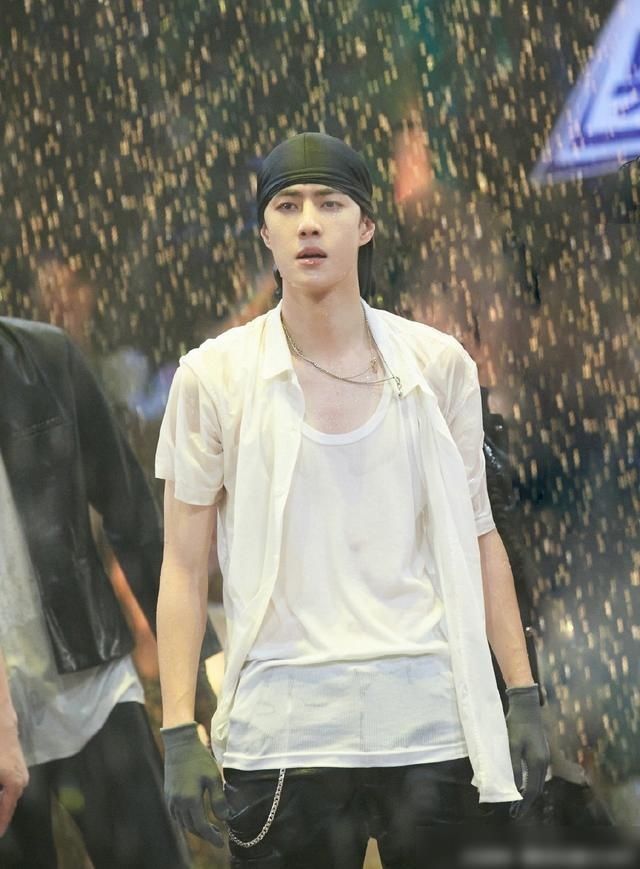  带伤|王一博带伤上阵水舞台，舞台表演帅裂了